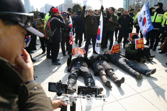 그냥 들어가고 마구 들이대고…무법자 된 `보수 유튜버`