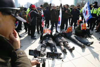 그냥 들어가고 마구 들이대고…무법자 된 `보수 유튜버`