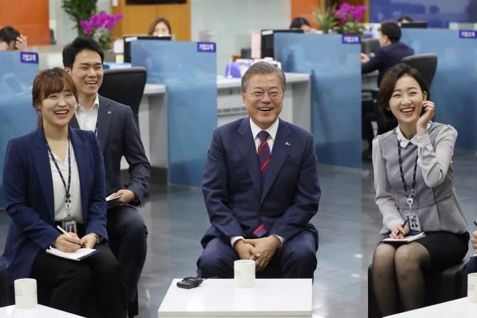 현장서 직원들 만난 文대통령 "은행이 이런일까지 했나요?"