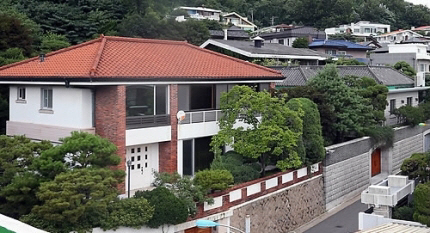 6차 끝에 낙찰된 전두환 자택…추징금 환수까진 첩첩산중