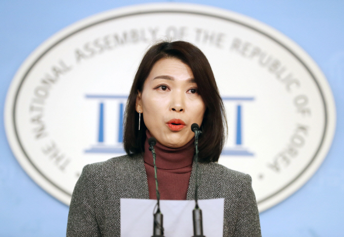 바른미래 "유시춘 EBS 이사장, 사퇴하고 아들 교육에 전념하라"