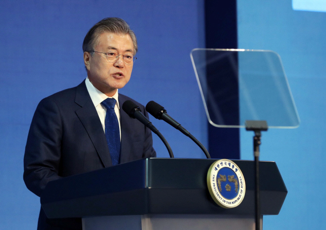 文대통령 "로봇 발전할수록 사람 역할 커져야"