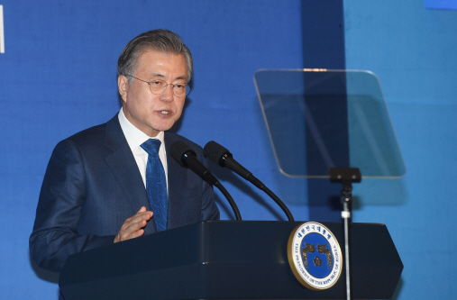 文대통령, 취임 이후 2번째 대구방문…로봇산업 육성전략 청취