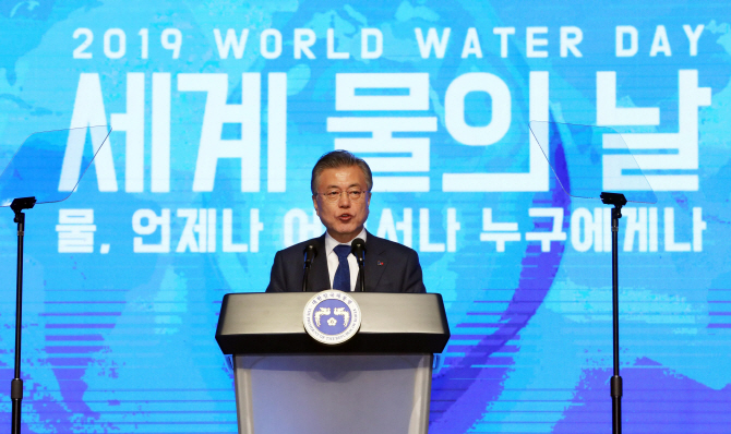 文대통령, 대구 지역경제인과 오찬·'세계 물의날' 기념식 참석