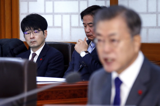 탁현민, 文대통령 '외교결례' 논란에 "野 얼척없는 주장"