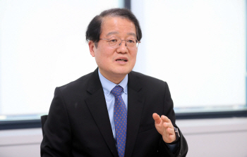 남성욱 교수 "北 문제는 중장기 이슈…靑, 경제에 국정 무게 둬야"