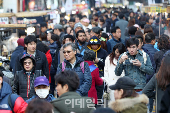 2월 입국자 120만여명…출국자는 261만여명 달해