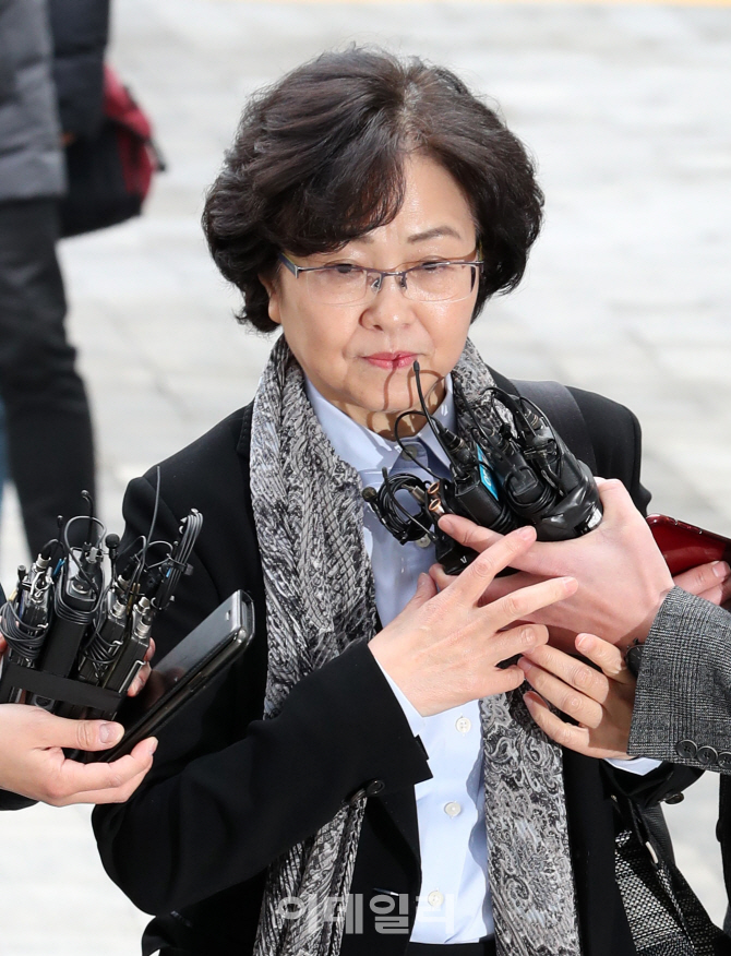 [포토]마이크 치우는 김은경 전 환경부 장관