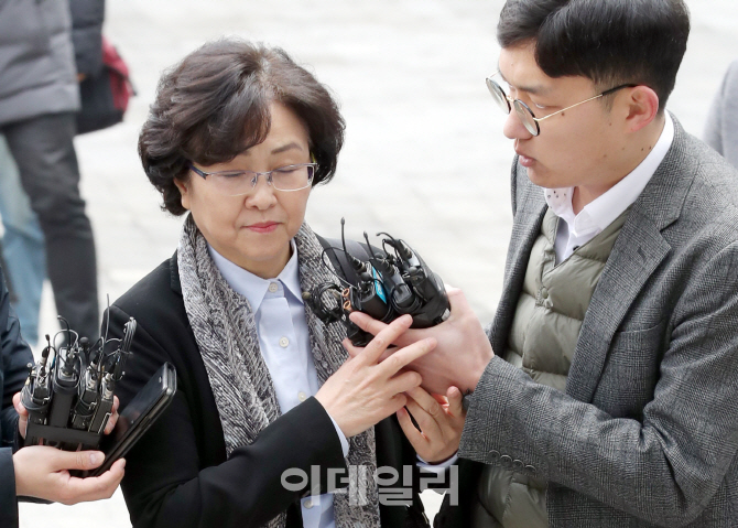 [포토]마이크 밀어내는 김은경 前 환경부 장관