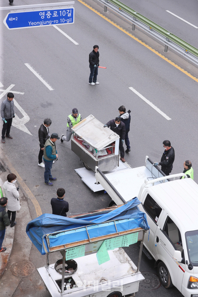 [포토]영등포구, 영등포역 일대 불법 노점상 철거