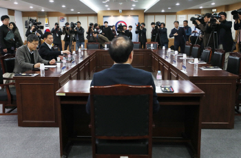 김학의 재수사 검찰, '셀프수사' 부담에 정치권 공세까지