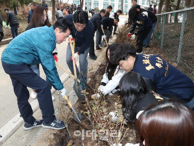 [포토]나무 심는 김병원 회장과 농협대학교 학생들