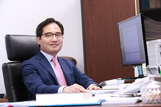 [Zoom人]퇴임 앞둔 한기정 원장의 열정..1167쪽 `보험업법` 펴내