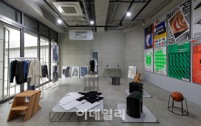 [포토] 작품 관람하고 구매도 하고 ~