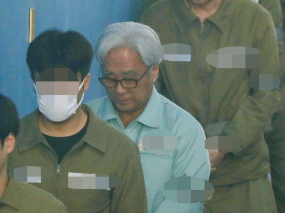 '극단원 성추행' 이윤택 2심서 징역 8년 구형…李 "형량 과해"