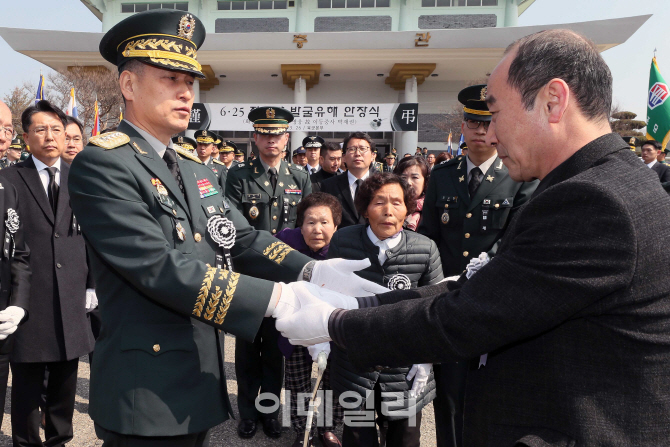 [포토]고(故) 박재권 이등중사의 유가족을 위로하는 김용우 육군참모총장