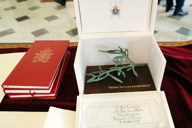 프란치스코 교황이 文대통령에 선물한 '올리브 가지' 일반에 공개