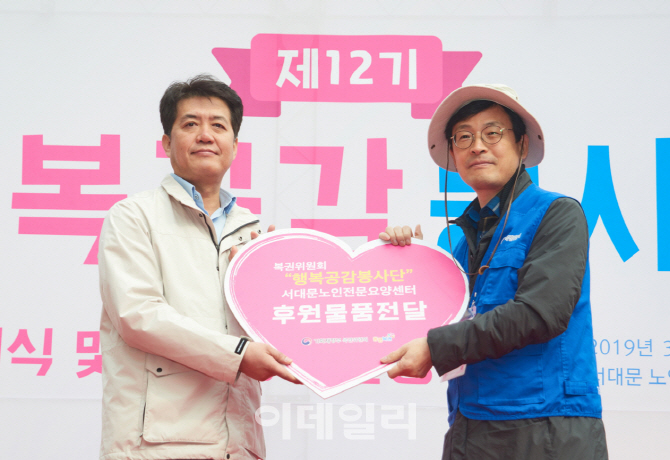 [포토] 후원물품 전달하는 이호승 차관