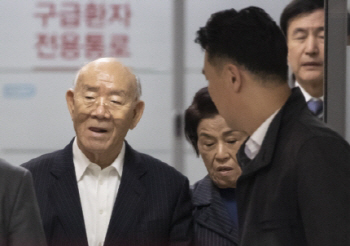 "연희동 자택, 전두환 차명재산"…檢, 아들 전재국 진술서 법정 공개