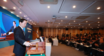 "조양호, 주주 손에 밀려난 첫 총수…여전히 '황제경영'은 가능"