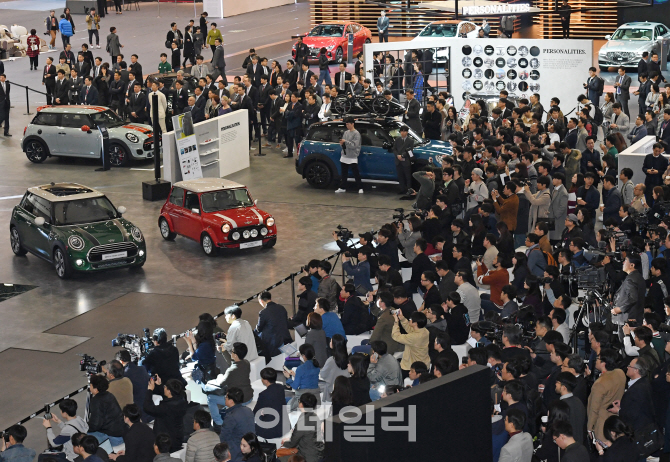[포토]BMW 미니에 쏠린 뜨거운 관심