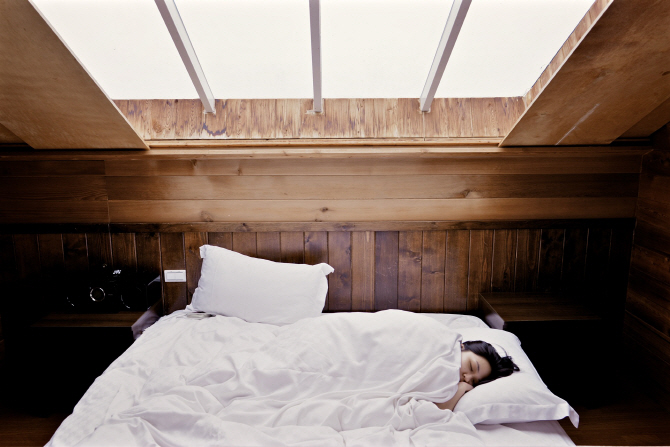 하루 6.7시간 자는 한국인… 40%는 "수면상태 불량"