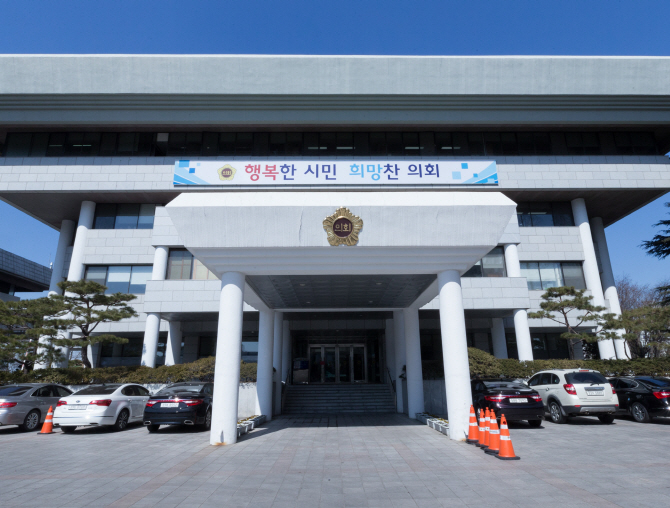 인천시의회, 절차 어긴 용역비 3억원 가결…시민단체 반발