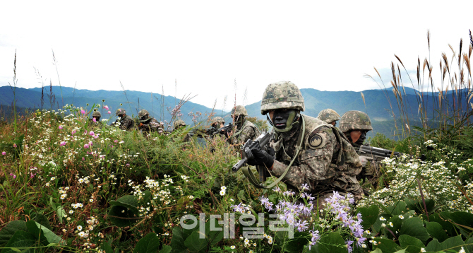 정권 따라 바뀌는 軍 정신교육 교재…'종북' 없애고 '北=적' 적시 안해