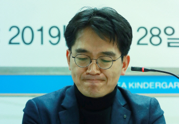 자식과 교재거래한 유치원장님… 한유총 전 이사장 구속영장