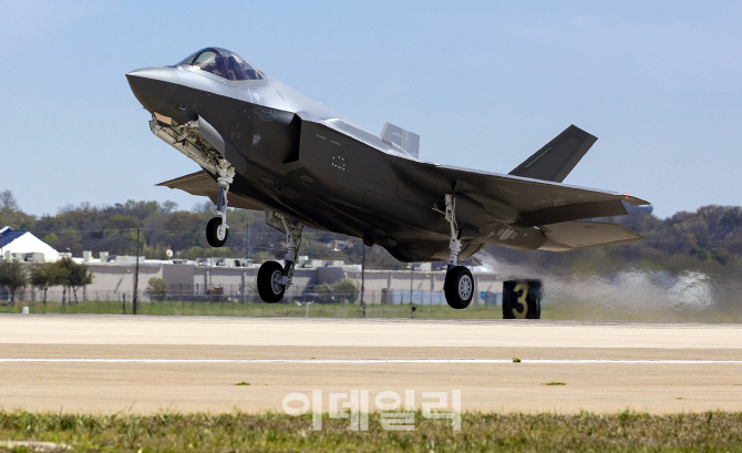 공군 F-35A, 처음 한국 땅 밟았는데…비행단장 주관 '조촐한 인도식'