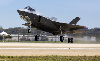 공군 F-35A, 처음 한국 땅 밟았는데…비행단장 주관 '조촐한 인도식'