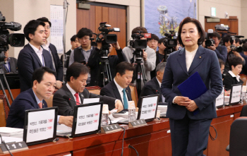 박영선 “도끼에 찍히더라도 향 남긴다”… 정치공방으로 흐른 청문회