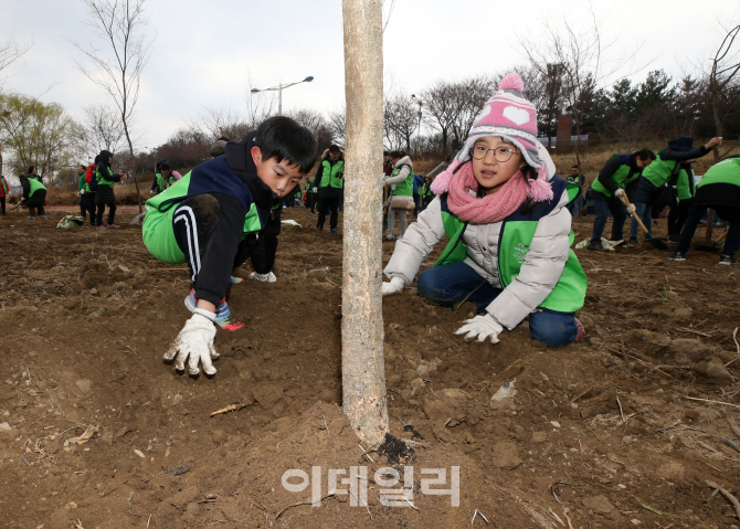 [포토]맑은 공기 만드는 나무, 같이 심어요!