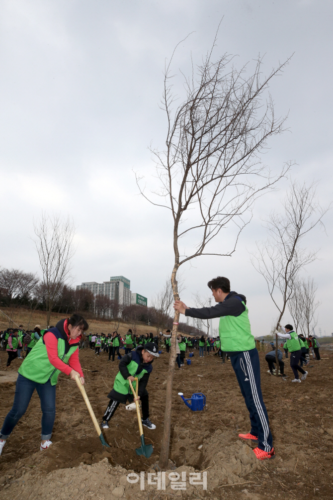 [포토]나무심기로 미세먼지 잡아요!