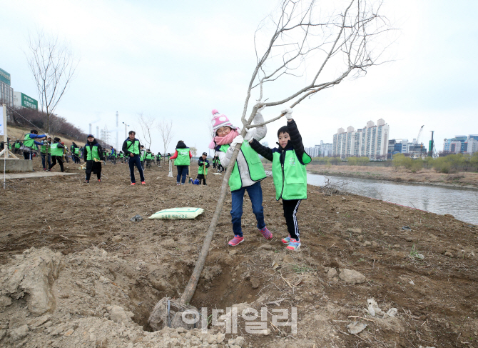 [포토]나무심기로 미세먼지 잡자!