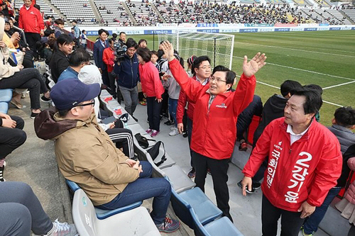 황교안, '창원 축구장 유세' 논란…경남FC, 승점 10점 날아가나