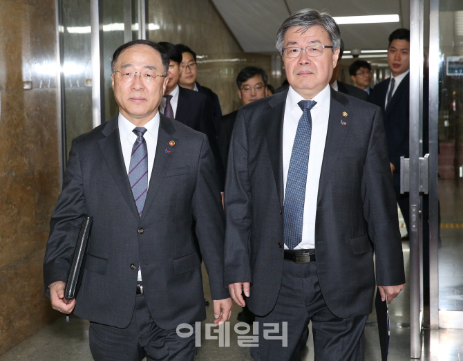 [포토]홍남기-이재갑, ' 최저임금법, 근로기준법 등 국회 통과 요청'