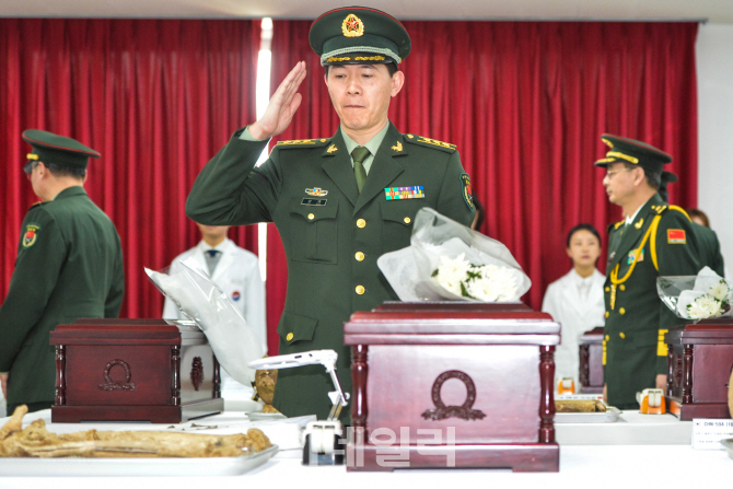[포토]중국군 유해 입관식, '경례'