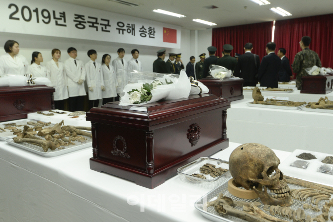 [포토]DMZ에서 발굴된 '중국군 유해 입관식'