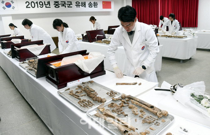 [포토]중국군 유해 입관식, '조심스럽게'