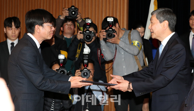 [포토]정부포상 전달하는 김상조 위원장