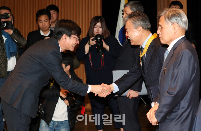 [포토]정부포상 전달하는 김상조 공정위원장