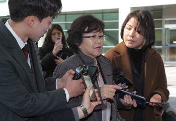 ‘환경부 블랙리스트 개입 의혹’ 김은경 檢 출석…불구속 수사 진행(종합)