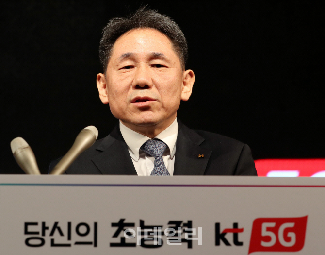 [포토]이필재 KT 마케팅부문장, 5G 콘텐츠 소개