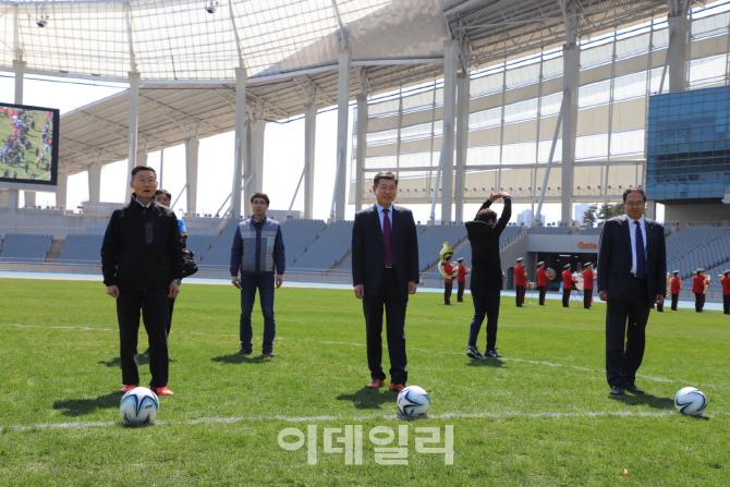 [포토]시축하는 신열우 소방청 차장