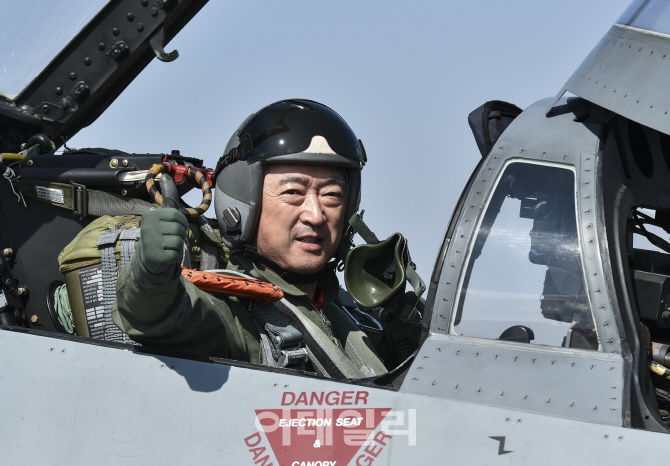 [포토]F-4E 전투기 탑승한 이왕근 공군참모총장