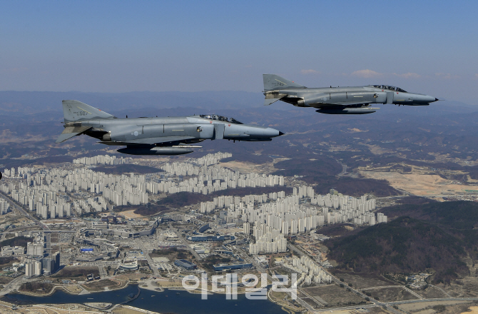 [포토]정부세종청사 상공 초계비행하는 F-4E 팬텀 편대