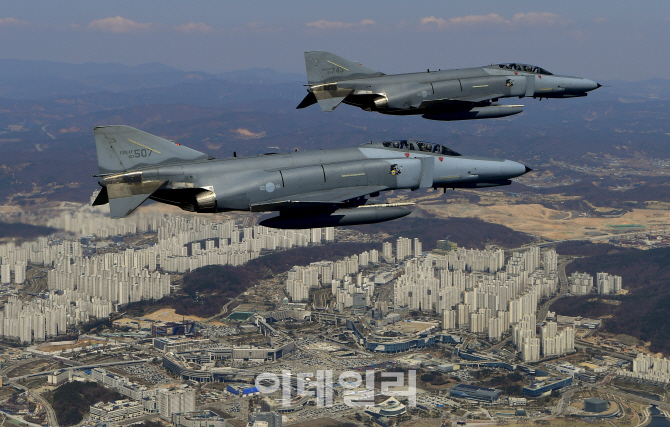 [포토]F-4E 팬텀 편대, 정부세종청사 상공 초계비행