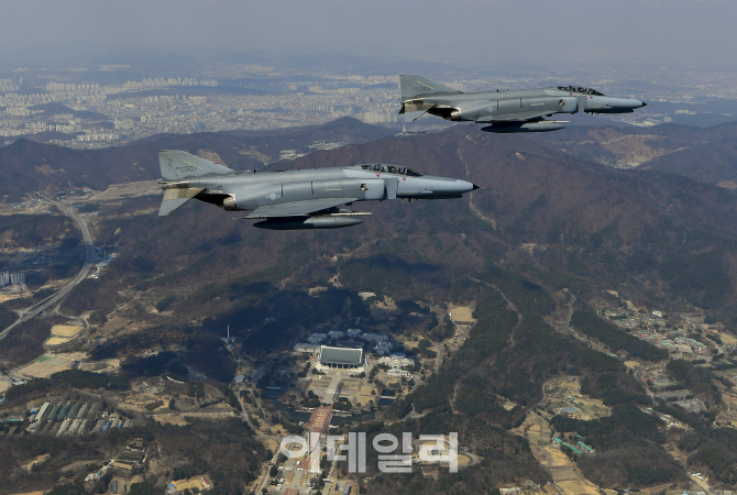 [포토]독립기념관 상공 초계비행하는 F-4E 팬텀 편대