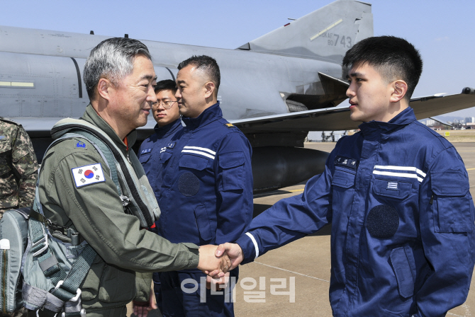 [포토]제10전투비행단 장병들을 격려하는 이왕근 공군참모총장